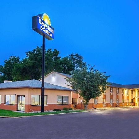 Days Inn & Suites By Wyndham Waterloo Bagian luar foto
