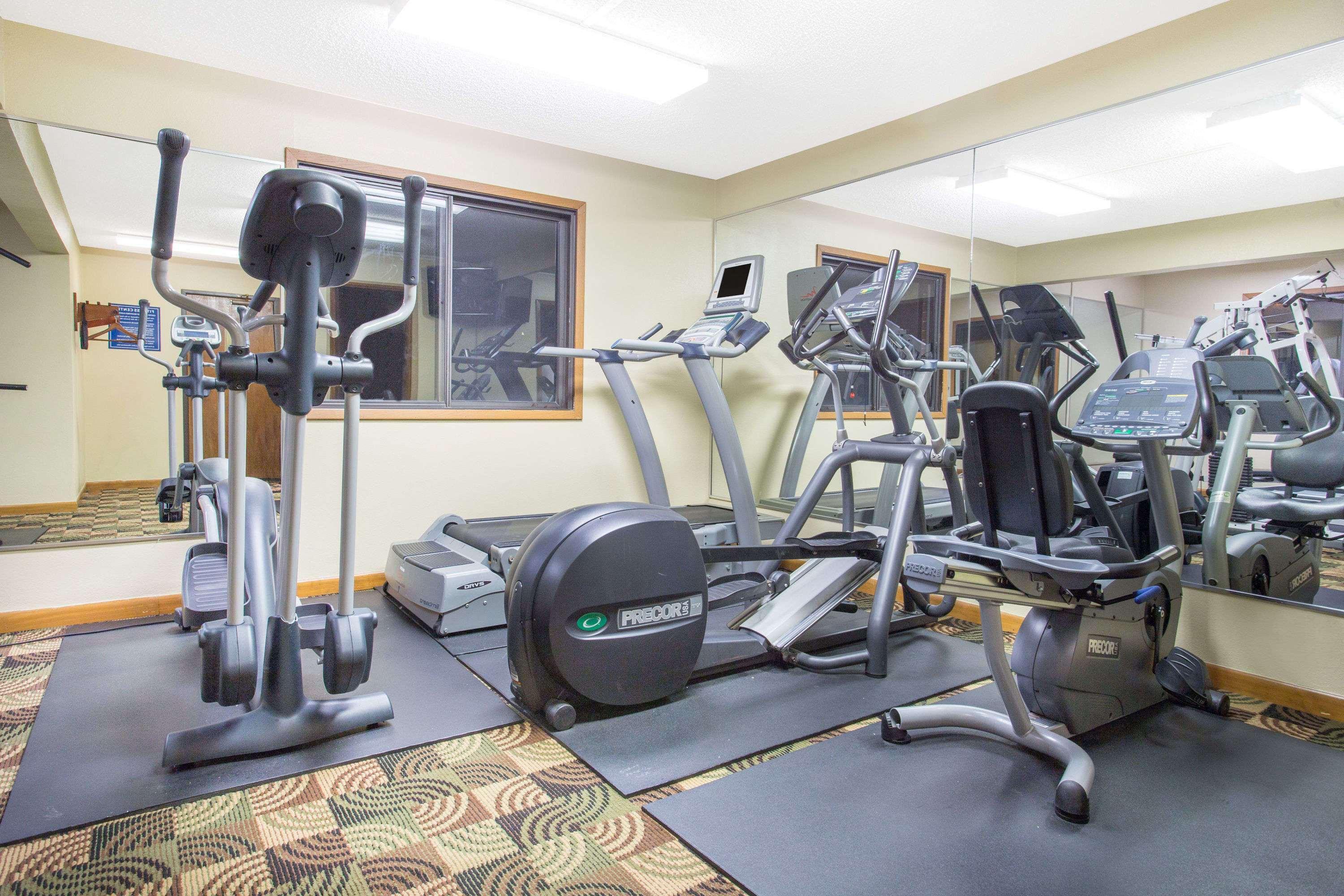 Days Inn & Suites By Wyndham Waterloo Bagian luar foto