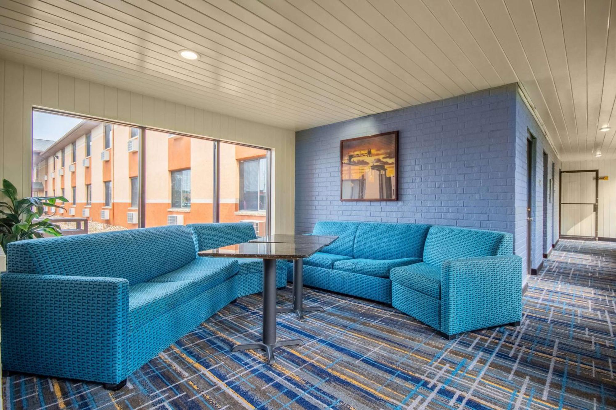 Days Inn & Suites By Wyndham Waterloo Bagian luar foto