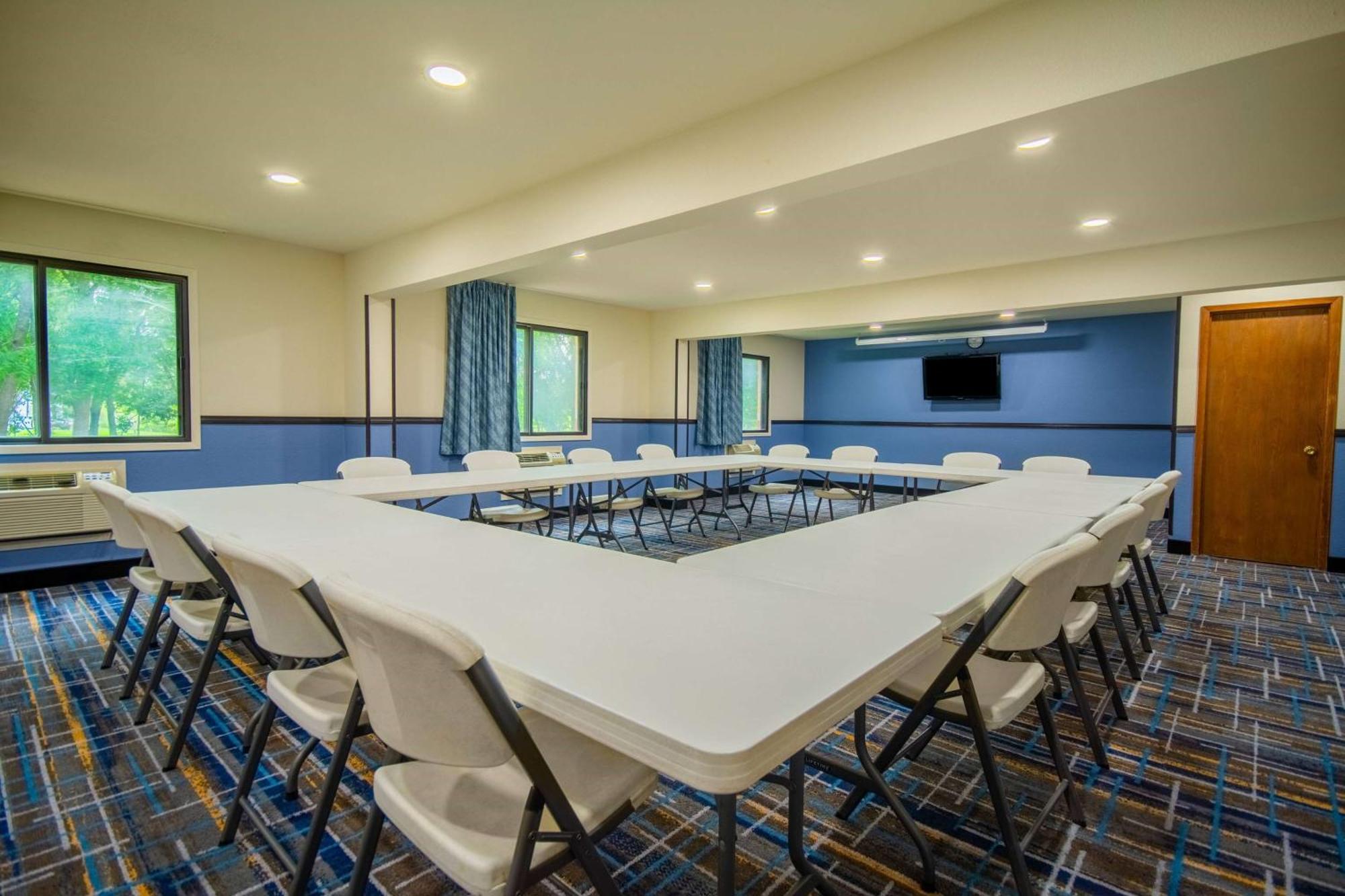 Days Inn & Suites By Wyndham Waterloo Bagian luar foto