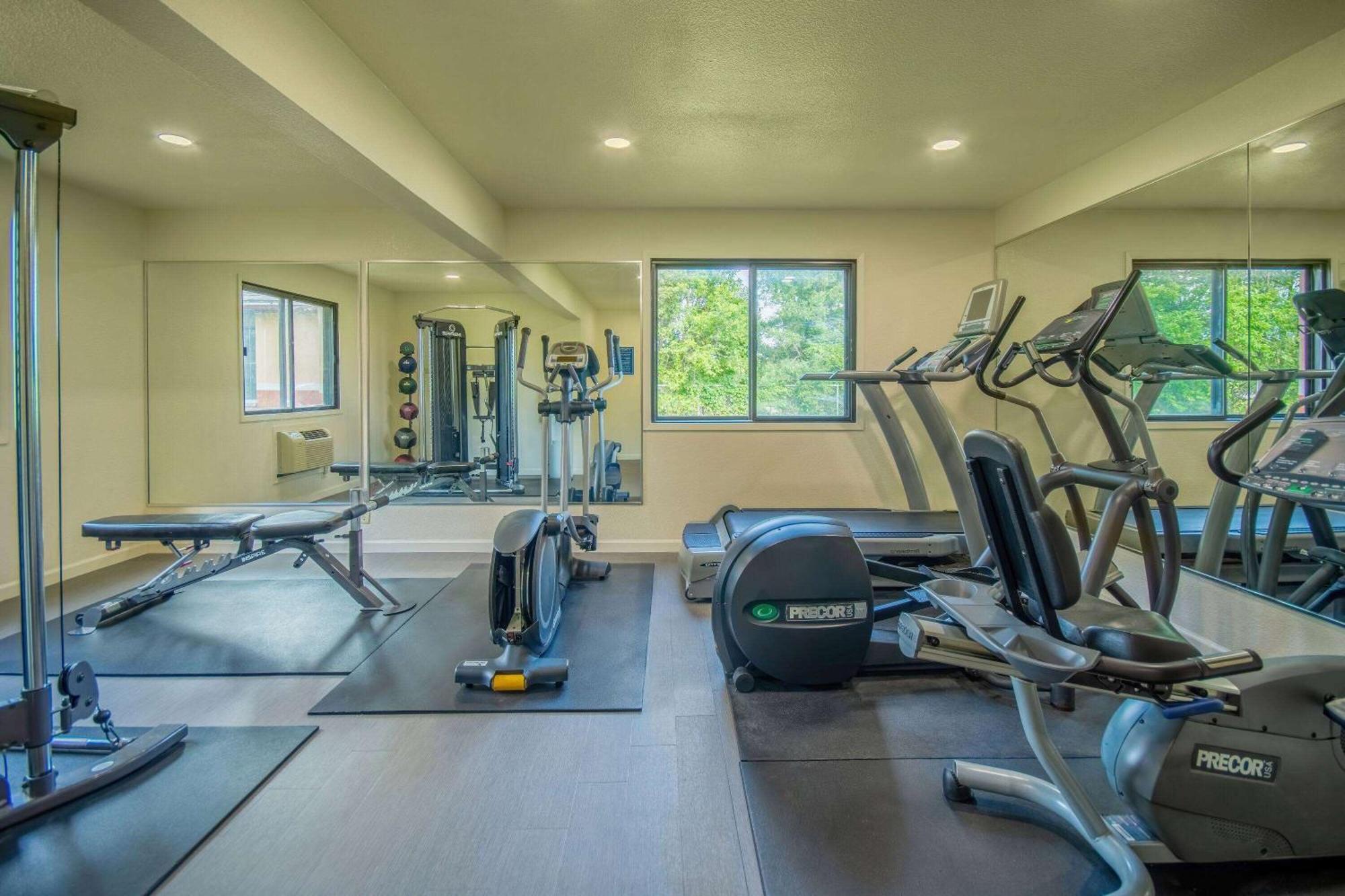 Days Inn & Suites By Wyndham Waterloo Bagian luar foto