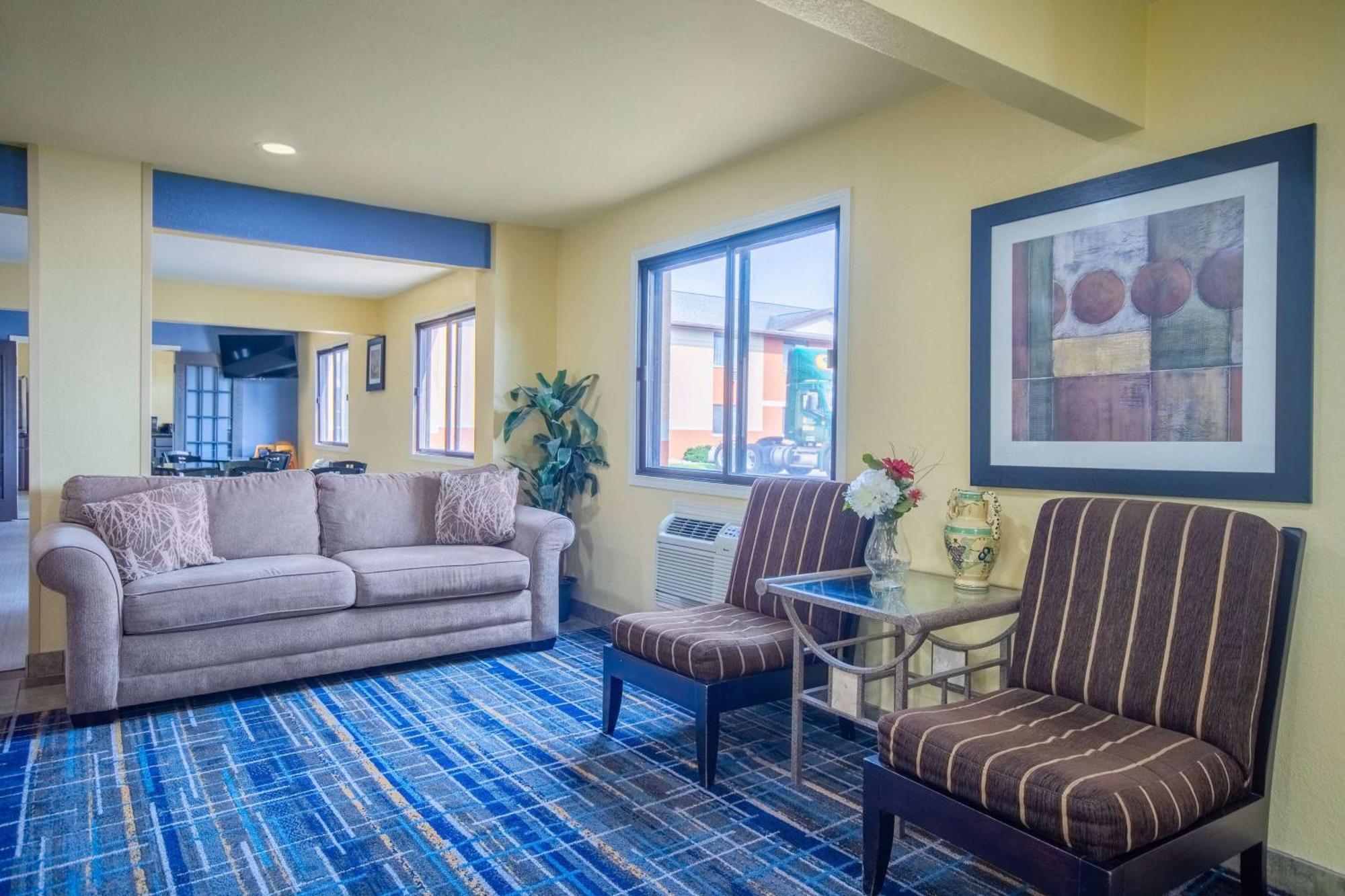 Days Inn & Suites By Wyndham Waterloo Bagian luar foto