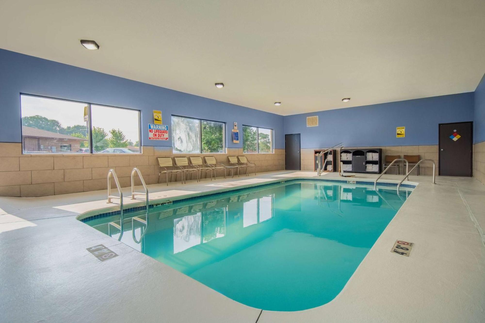 Days Inn & Suites By Wyndham Waterloo Bagian luar foto