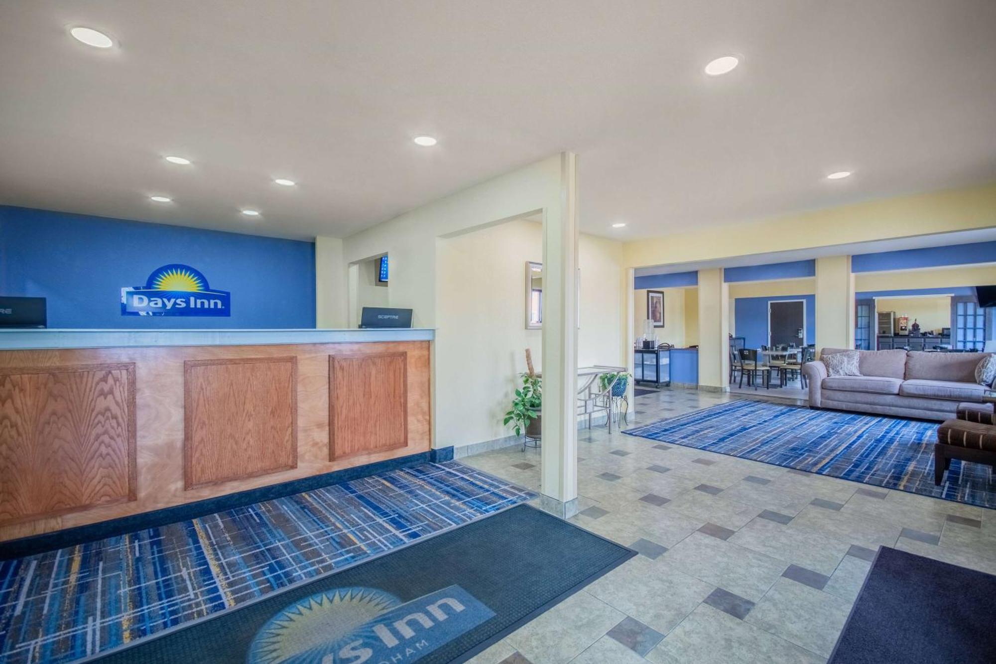 Days Inn & Suites By Wyndham Waterloo Bagian luar foto