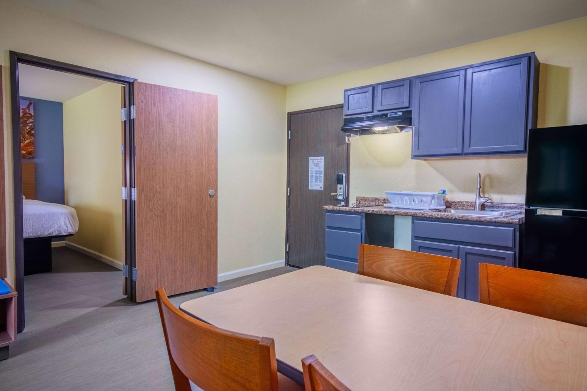 Days Inn & Suites By Wyndham Waterloo Bagian luar foto