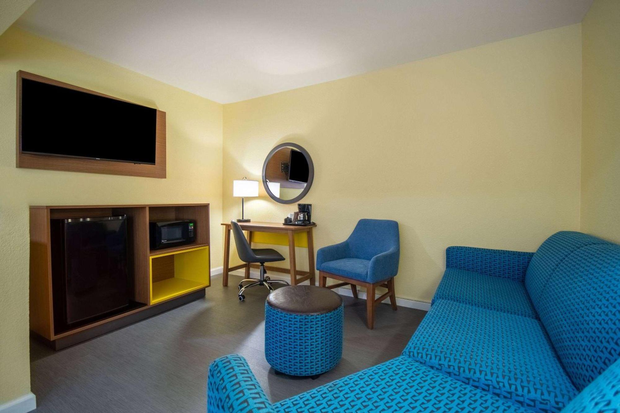 Days Inn & Suites By Wyndham Waterloo Bagian luar foto