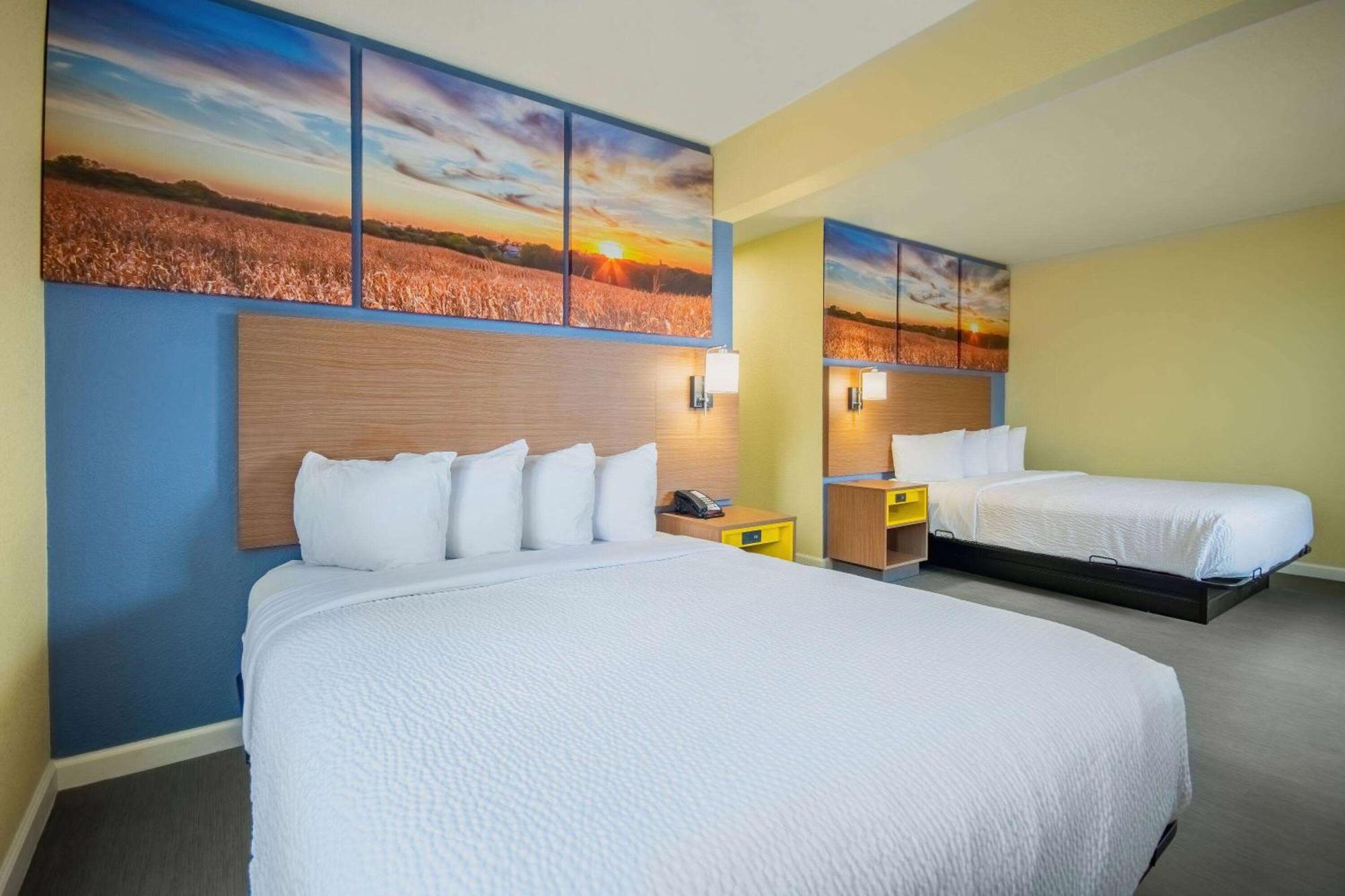 Days Inn & Suites By Wyndham Waterloo Bagian luar foto