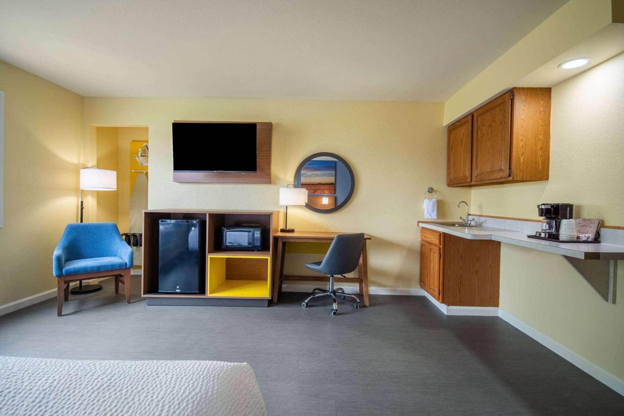 Days Inn & Suites By Wyndham Waterloo Bagian luar foto