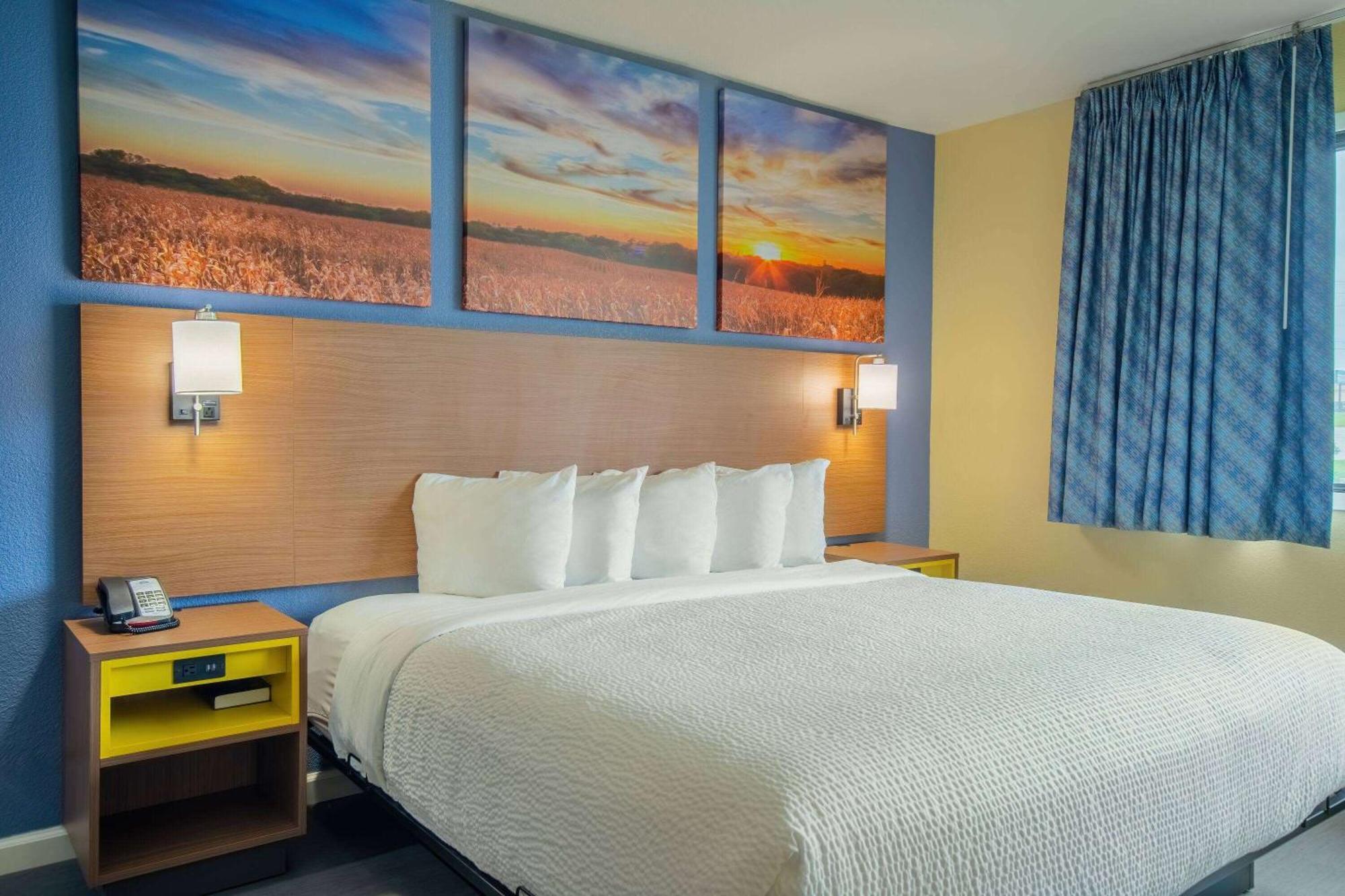 Days Inn & Suites By Wyndham Waterloo Bagian luar foto
