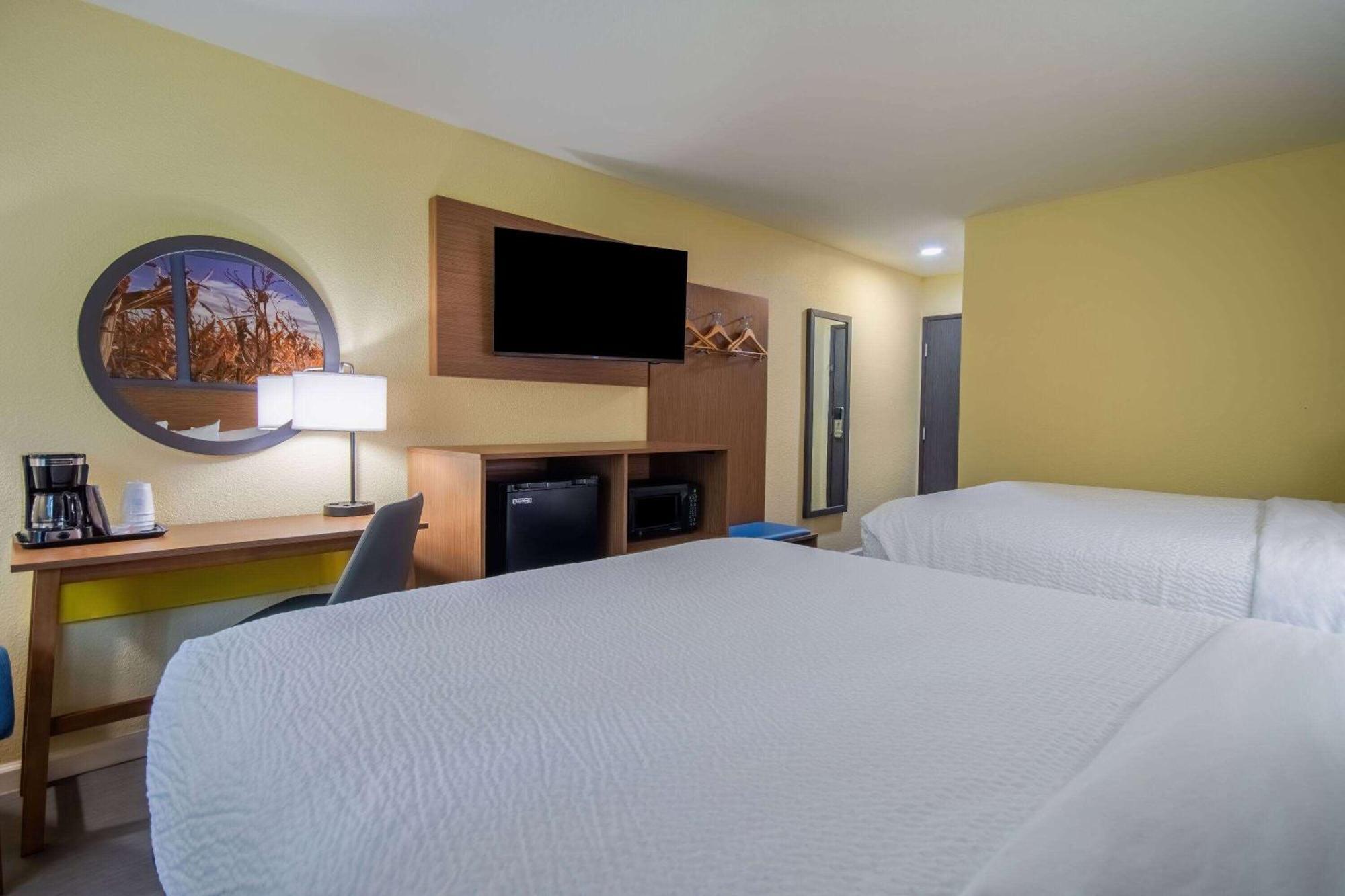 Days Inn & Suites By Wyndham Waterloo Bagian luar foto