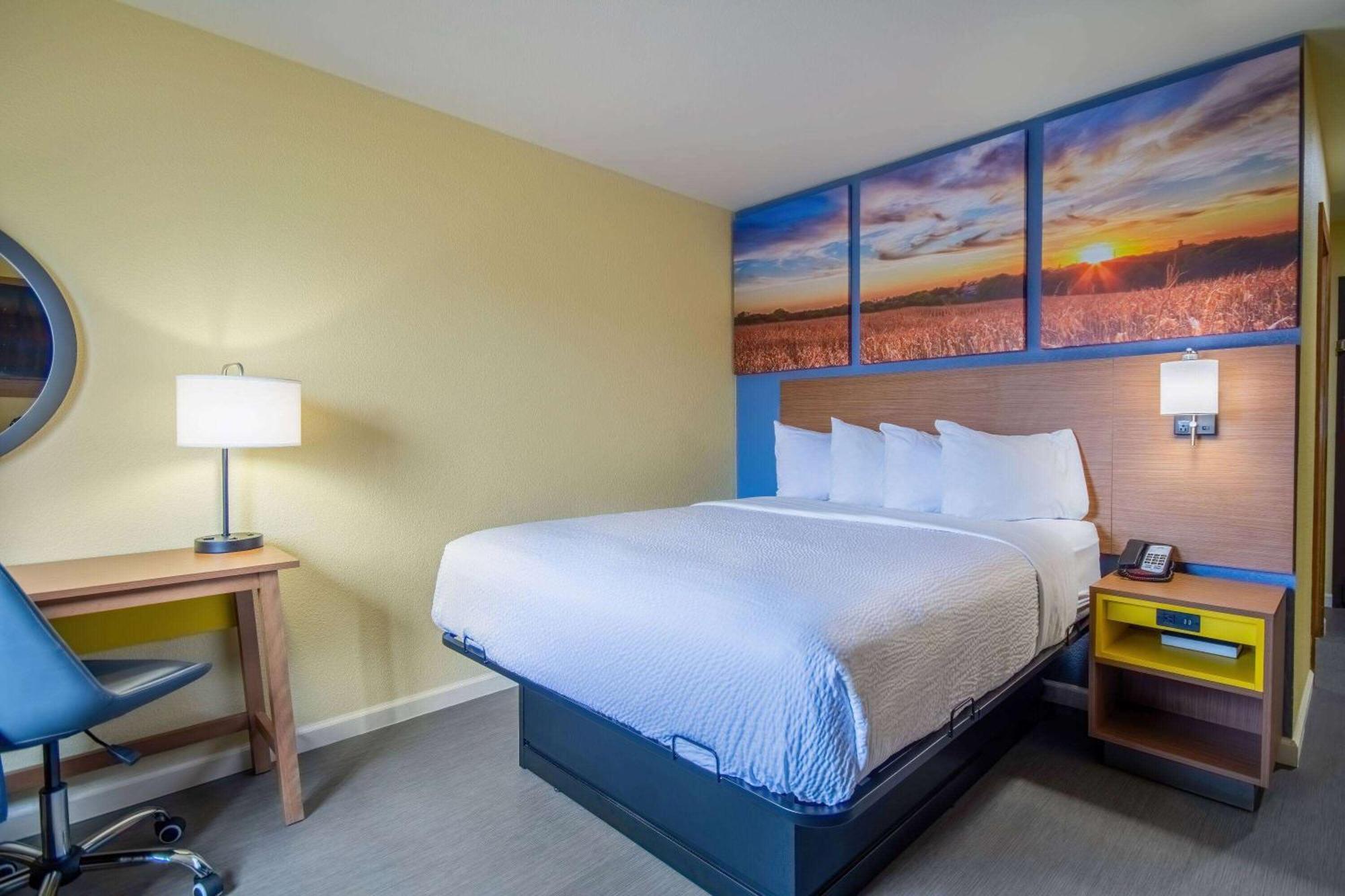 Days Inn & Suites By Wyndham Waterloo Bagian luar foto