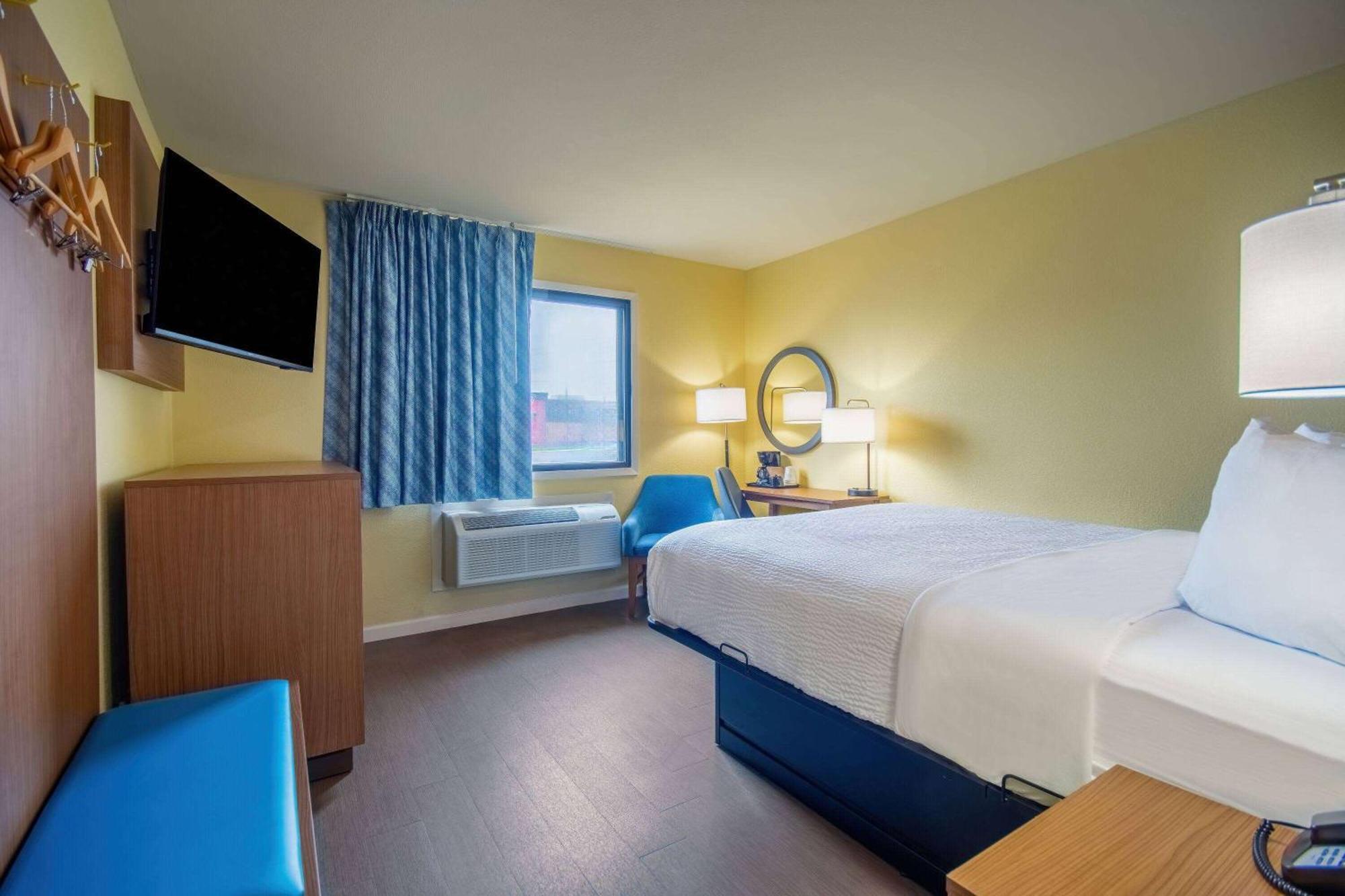 Days Inn & Suites By Wyndham Waterloo Bagian luar foto