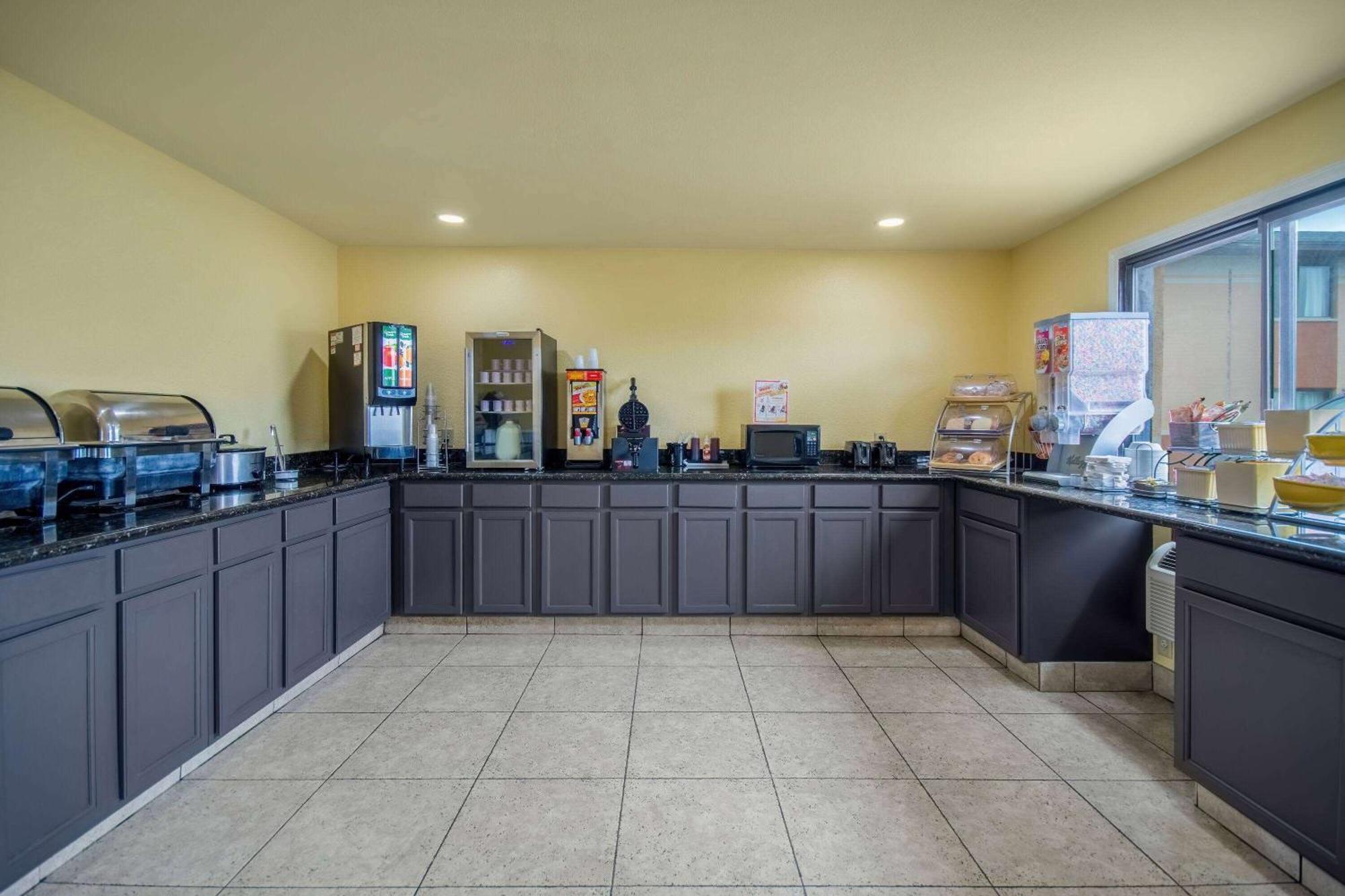 Days Inn & Suites By Wyndham Waterloo Bagian luar foto