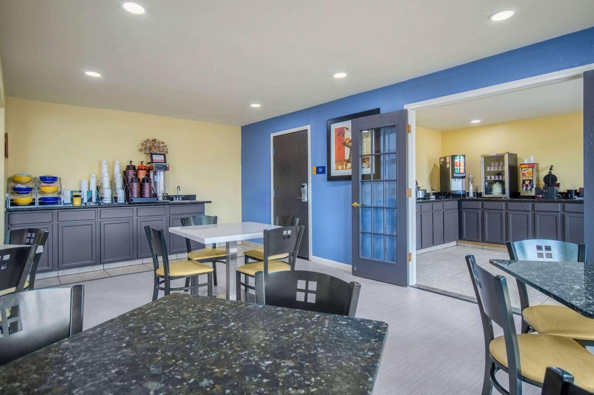 Days Inn & Suites By Wyndham Waterloo Bagian luar foto